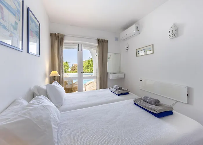 Сasa de vacaciones Coolhousesalgarve Luz, 3 Bed Linked House, Pool, Superb Panoramic Sea View, Casa Buganvílias *