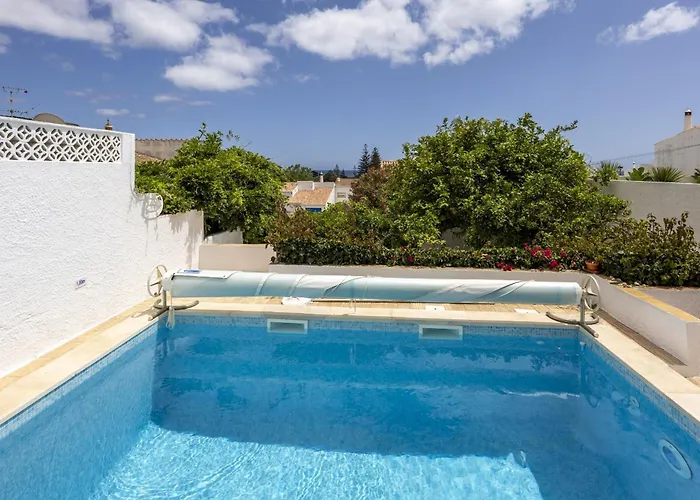Сasa de vacaciones Coolhousesalgarve Luz, 3 Bed Linked House, Pool, Superb Panoramic Sea View, Casa Buganvílias *