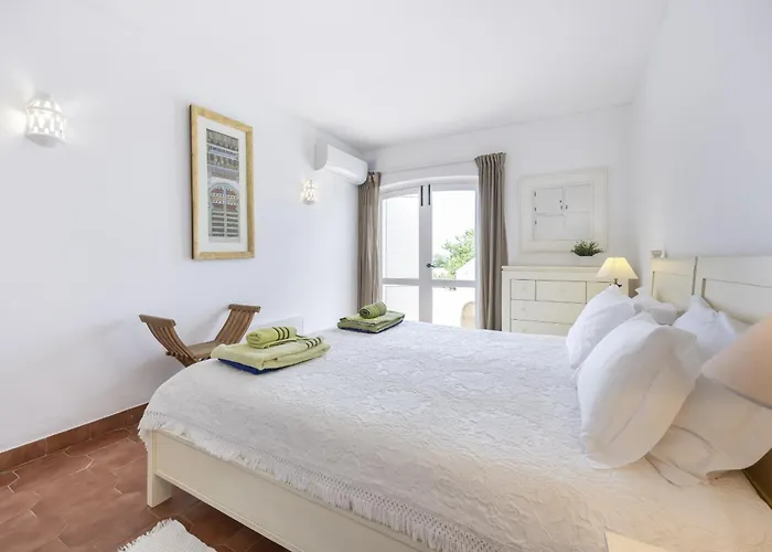 Сasa de vacaciones Coolhousesalgarve Luz, 3 Bed Linked House, Pool, Superb Panoramic Sea View, Casa Buganvílias Luz