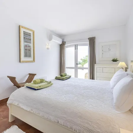 Dom wakacyjny Coolhousesalgarve Luz, 3 Bed Linked House, Pool, Superb Panoramic Sea View, Casa Buganvilias Praia Da Luz